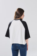Camiseta crema crop top oversize de Hello Kitty cuello V
