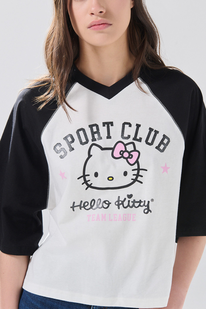 Camiseta crema crop top oversize de Hello Kitty cuello V
