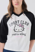Camiseta crema crop top oversize de Hello Kitty cuello V
