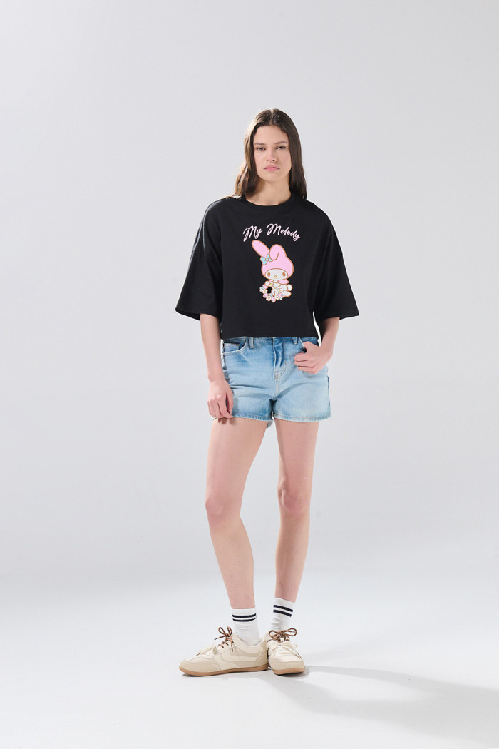 Camiseta oversize negra crop top con arte de My Melody