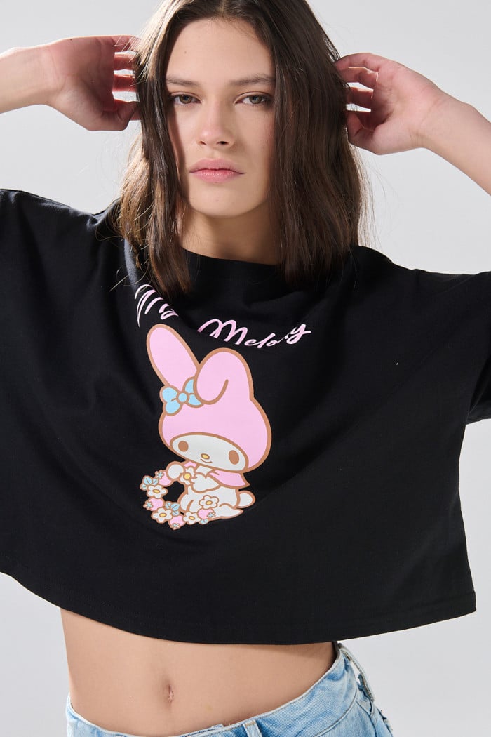 Camiseta oversize negra crop top con arte de My Melody