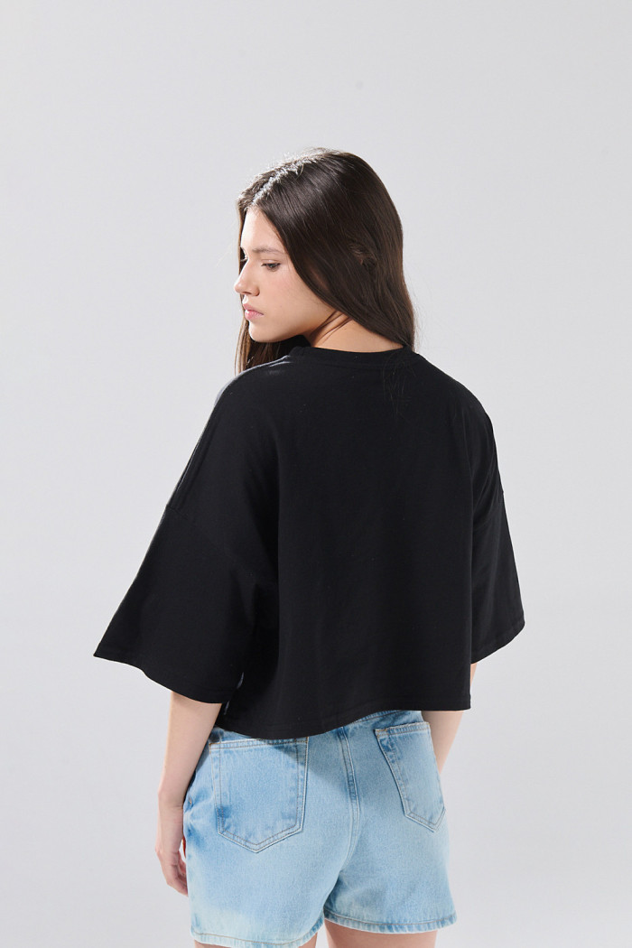Camiseta oversize negra crop top con arte de My Melody