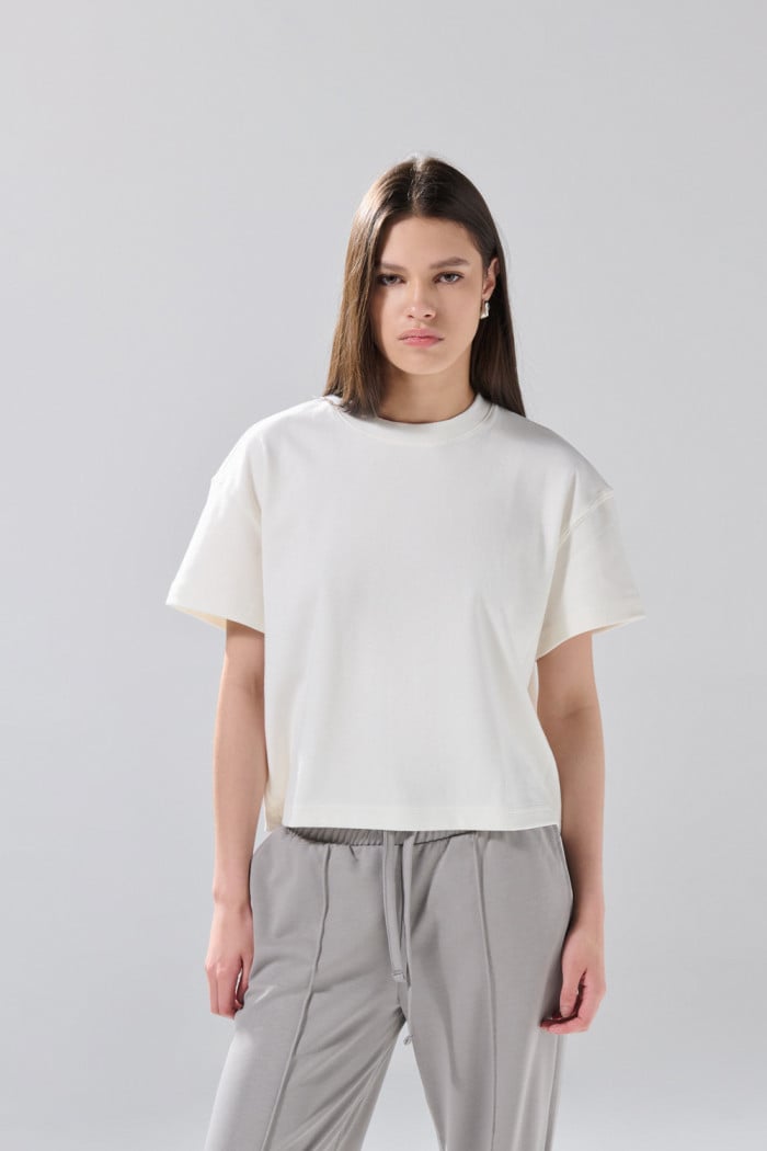 Camiseta oversize unicolor cuello redondo en tela suave
