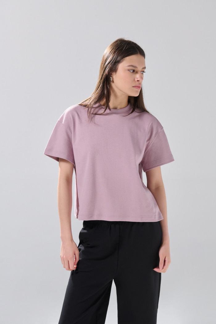 Camiseta oversize unicolor cuello redondo en tela suave
