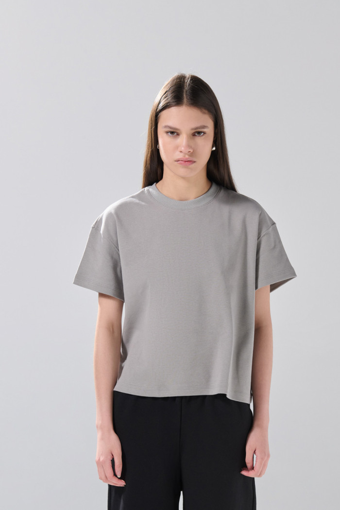 Camiseta oversize unicolor cuello redondo en tela suave
