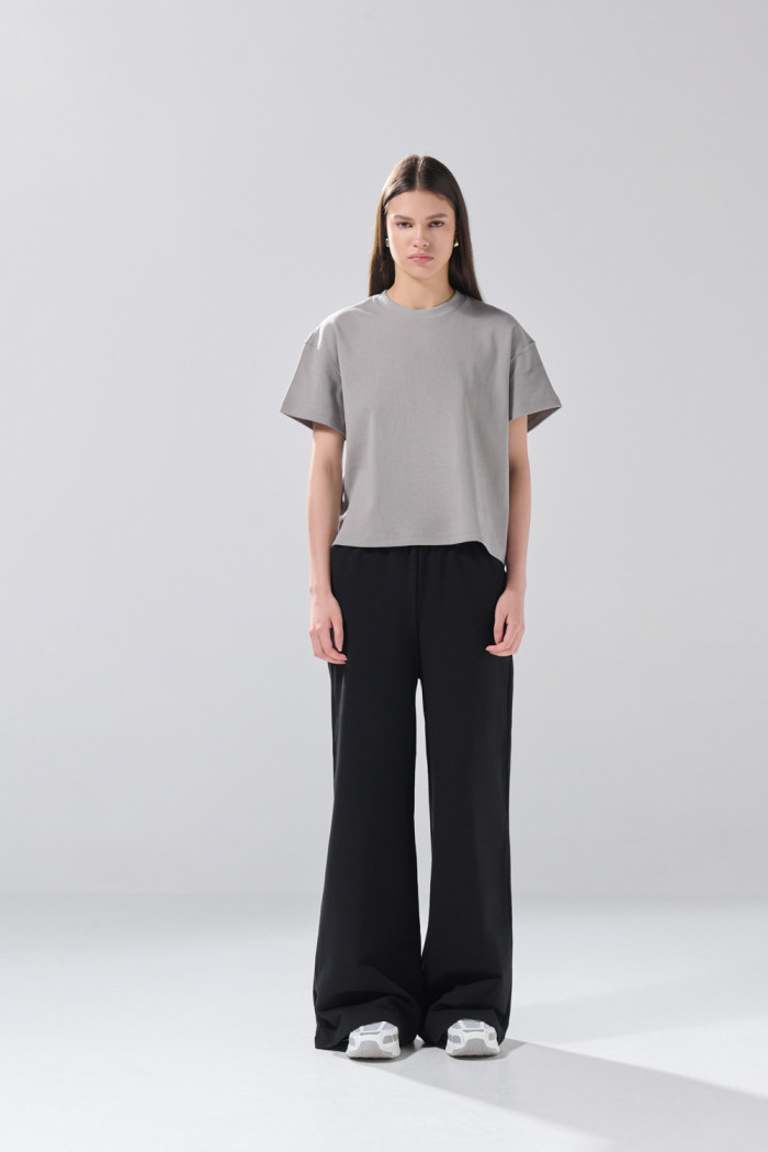 Camiseta oversize unicolor cuello redondo en tela suave
