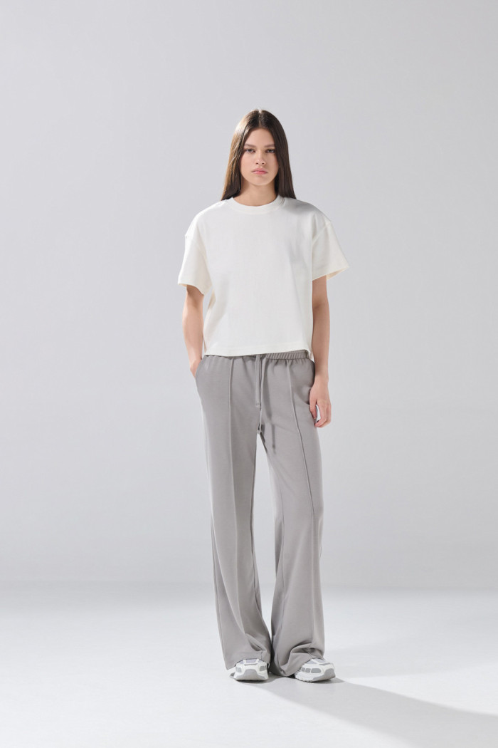 Camiseta oversize unicolor cuello redondo en tela suave
