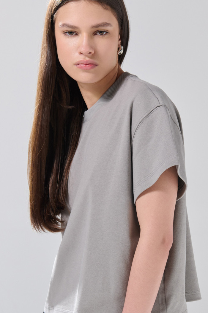 Camiseta oversize unicolor cuello redondo en tela suave
