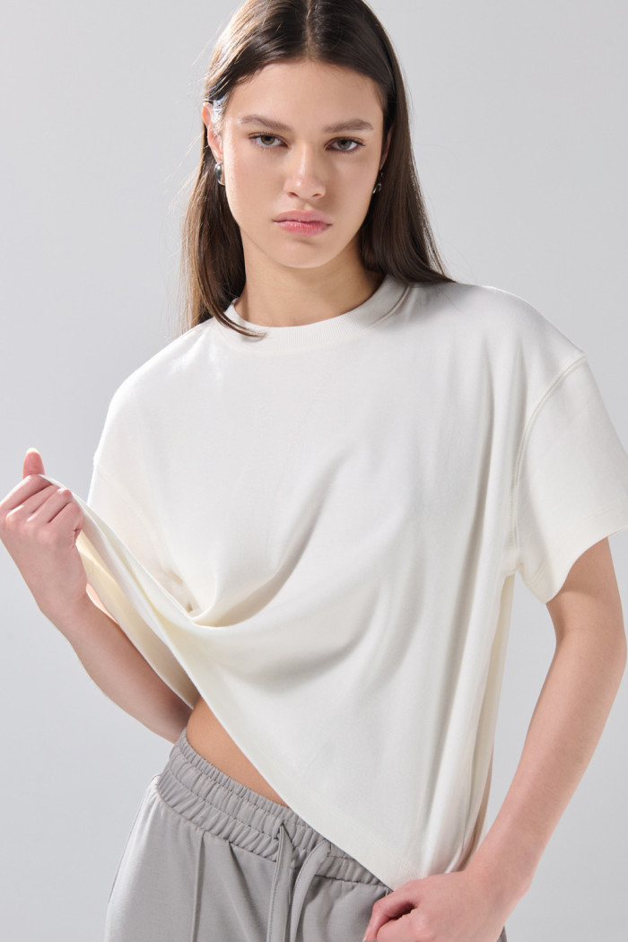 Camiseta oversize unicolor cuello redondo en tela suave
