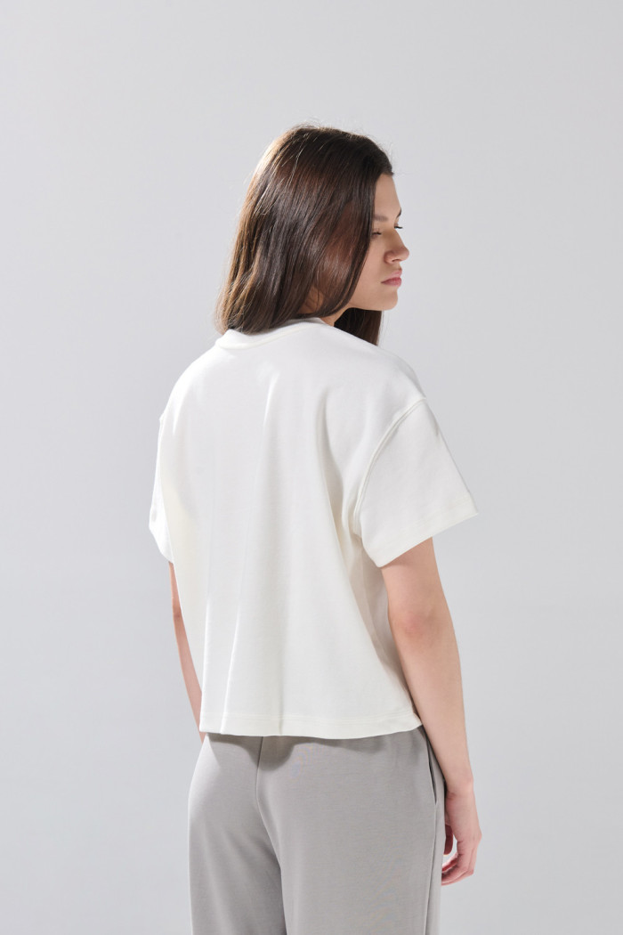 Camiseta oversize unicolor cuello redondo en tela suave
