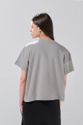 Camiseta oversize unicolor cuello redondo en tela suave
