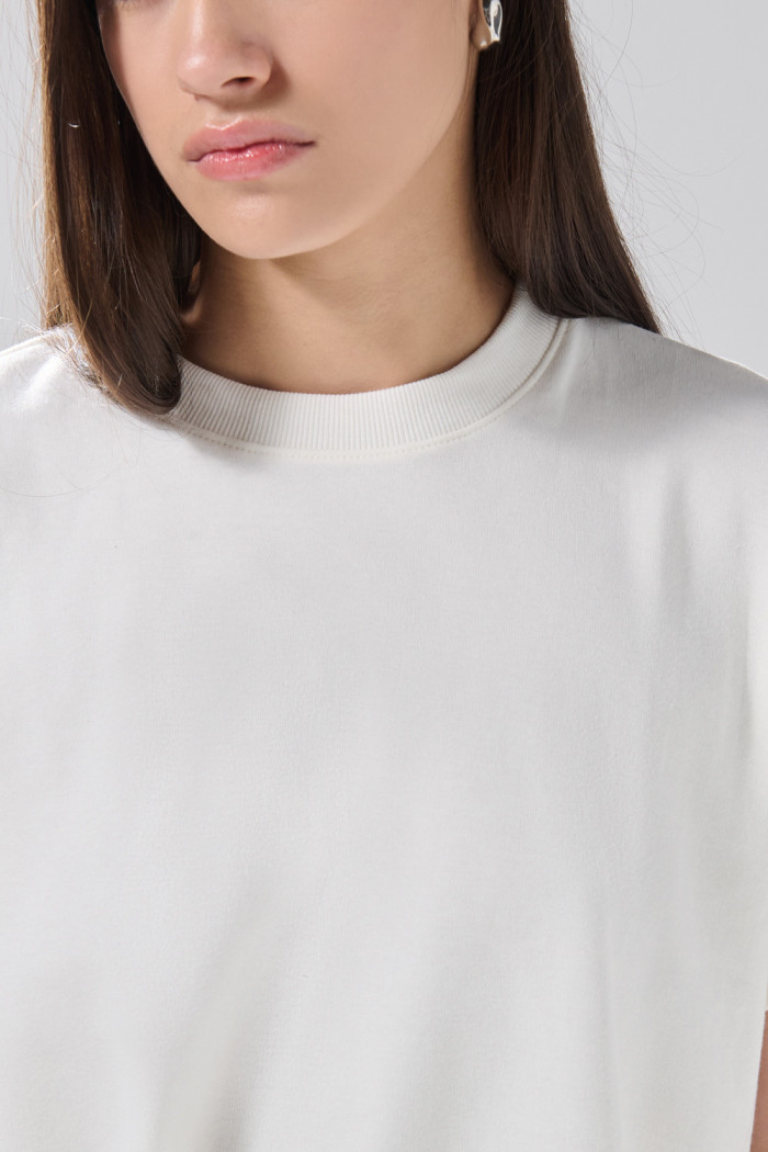 Camiseta oversize unicolor cuello redondo en tela suave
