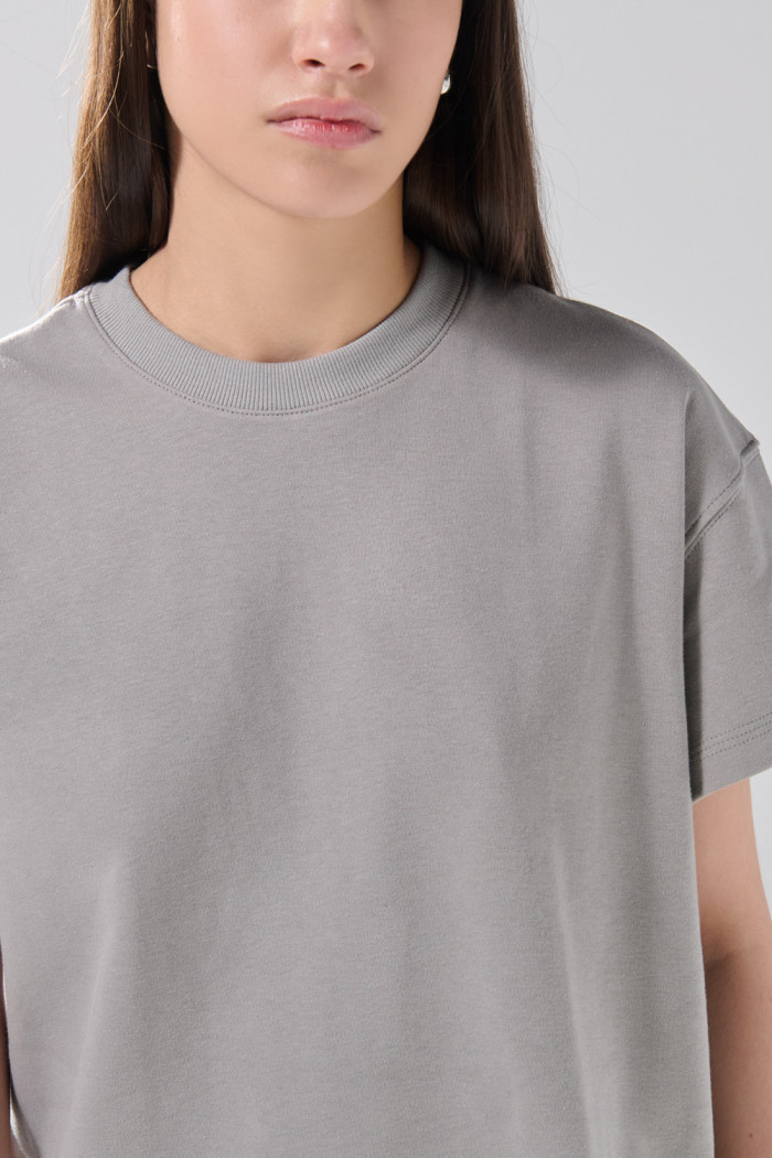 Camiseta oversize unicolor cuello redondo en tela suave
