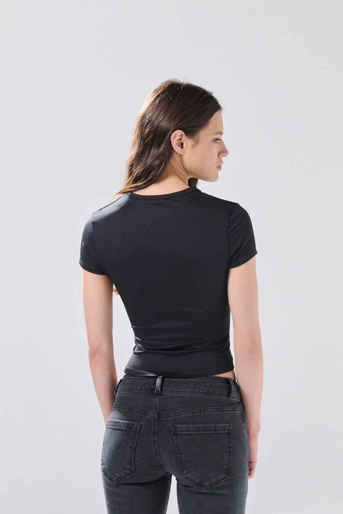 Camiseta unicolor infaltables con manga corta en tela suave

