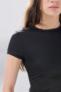 Camiseta unicolor infaltables con manga corta en tela suave

