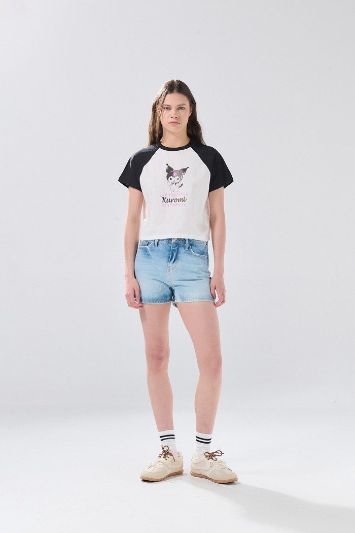 Camiseta manga ranglan corta crema con diseño de Kuromi
