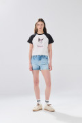 Camiseta manga ranglan corta crema con diseño de Kuromi
