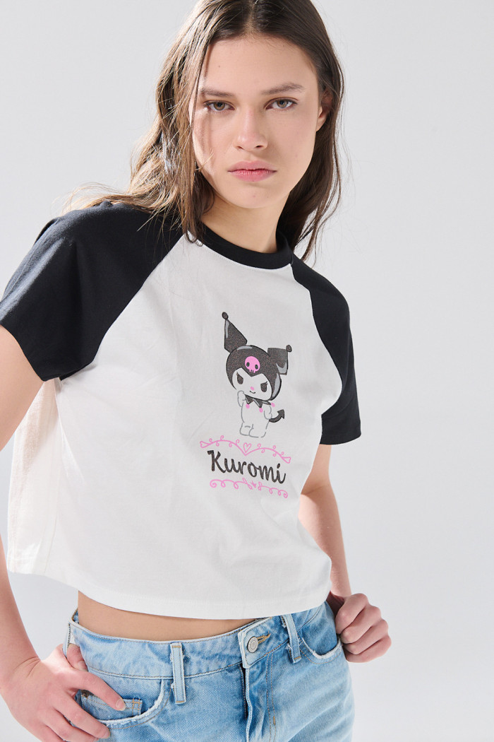 Camiseta manga ranglan corta crema con diseño de Kuromi
