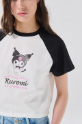 Camiseta manga ranglan corta crema con diseño de Kuromi
