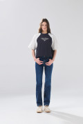 Camiseta unicolor crop top oversize con arte college