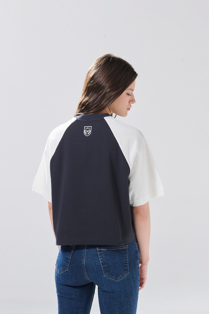 Camiseta unicolor crop top oversize con arte college