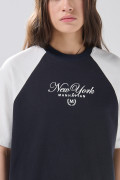 Camiseta unicolor crop top oversize con arte college