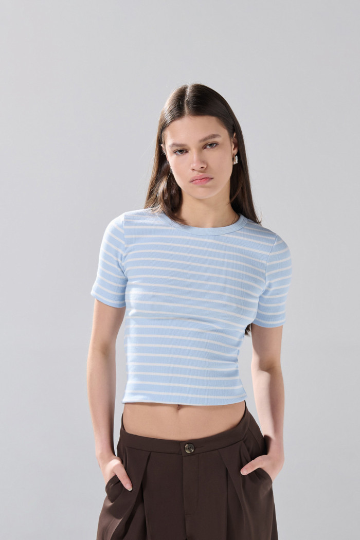 Camiseta cuello redondo azul clara con rayas blancas
