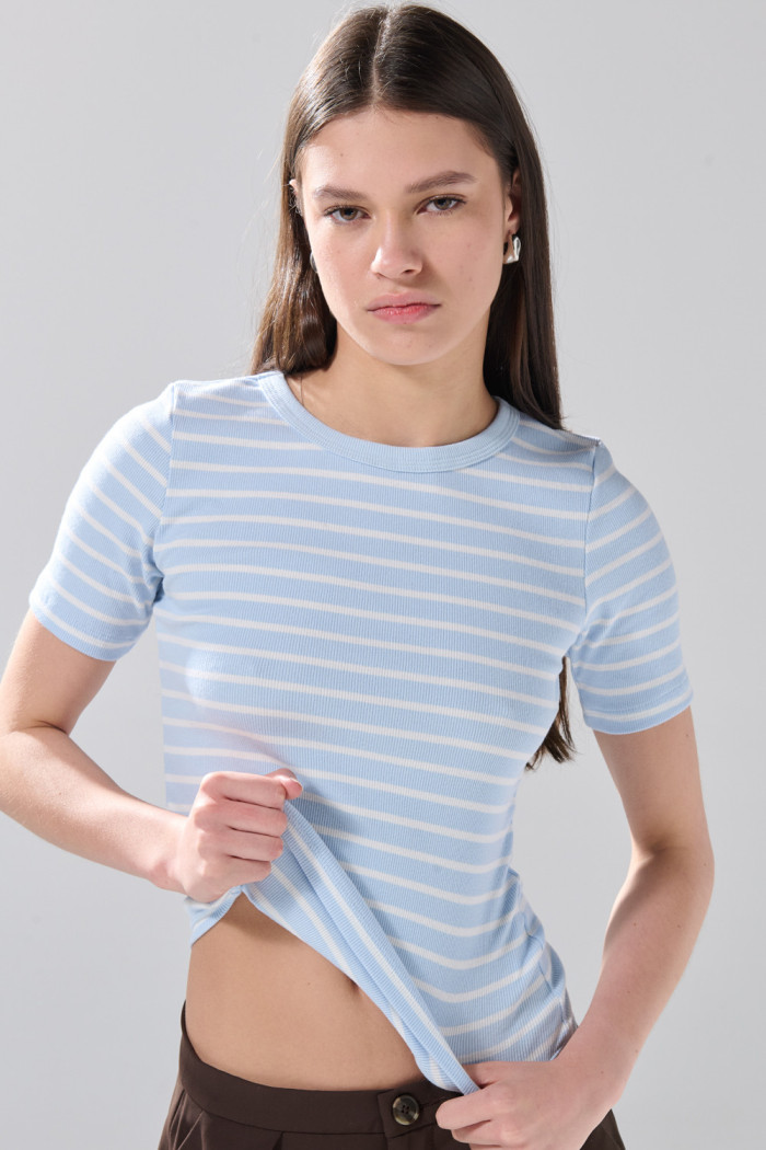 Camiseta cuello redondo azul clara con rayas blancas
