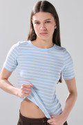 Camiseta cuello redondo azul clara con rayas blancas

