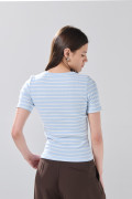 Camiseta cuello redondo azul clara con rayas blancas
