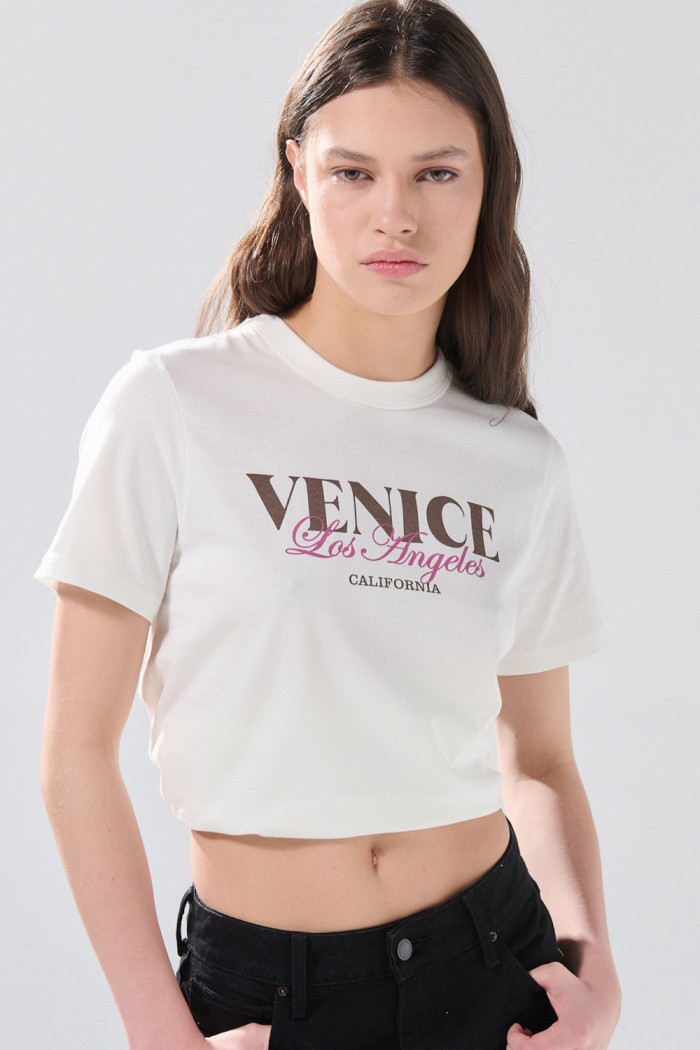 Camiseta en algodón cuello redondo crema college
