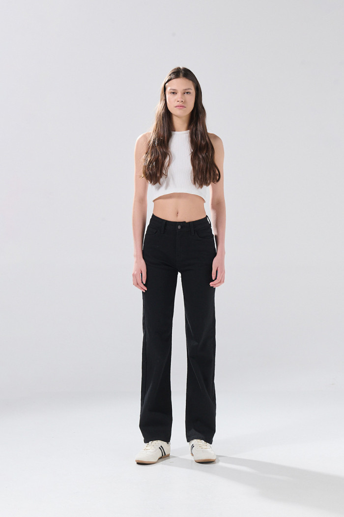 Jean straight leg infaltables tiro alto negro con bota recta