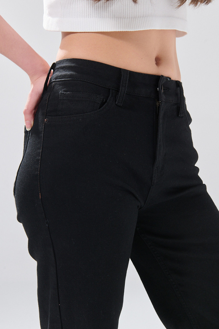 Jean straight leg infaltables tiro alto negro con bota recta