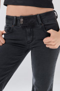 Jean flare gris intenso con bota amplia y tiro bajo