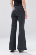 Jean flare gris intenso con bota amplia y tiro bajo