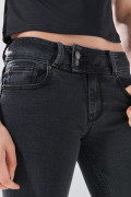 Jean flare gris intenso con bota amplia y tiro bajo