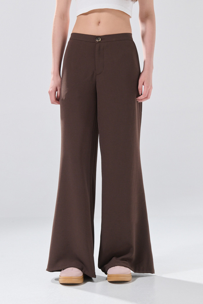 Pantalón palazzo café oscuro con tiro medio y bota ancha
