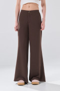 Pantalón palazzo café oscuro con tiro medio y bota ancha
