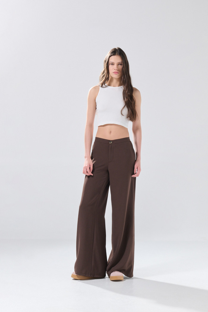 Pantalón palazzo café oscuro con tiro medio y bota ancha
