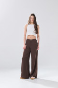 Pantalón palazzo café oscuro con tiro medio y bota ancha
