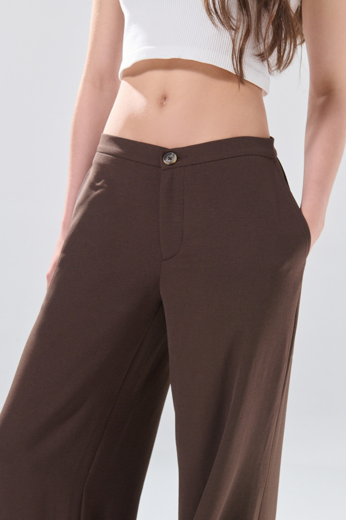 Pantalón palazzo café oscuro con tiro medio y bota ancha
