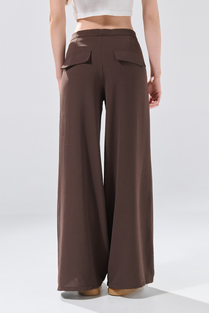 Pantalón palazzo café oscuro con tiro medio y bota ancha
