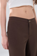 Pantalón palazzo café oscuro con tiro medio y bota ancha
