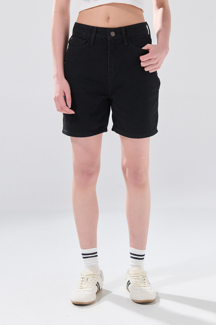 Short de jean negro con súper tiro alto y 5 bolsillos
