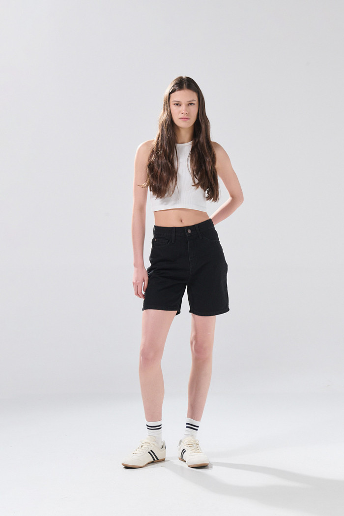 Short de jean negro con súper tiro alto y 5 bolsillos
