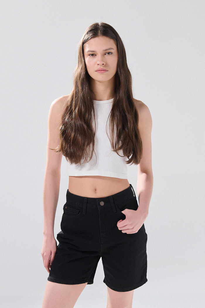 Short de jean negro con súper tiro alto y 5 bolsillos

