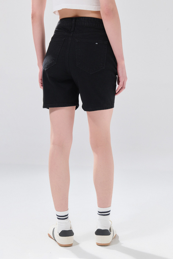 Short de jean negro con súper tiro alto y 5 bolsillos
