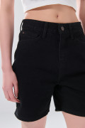 Short de jean negro con súper tiro alto y 5 bolsillos
