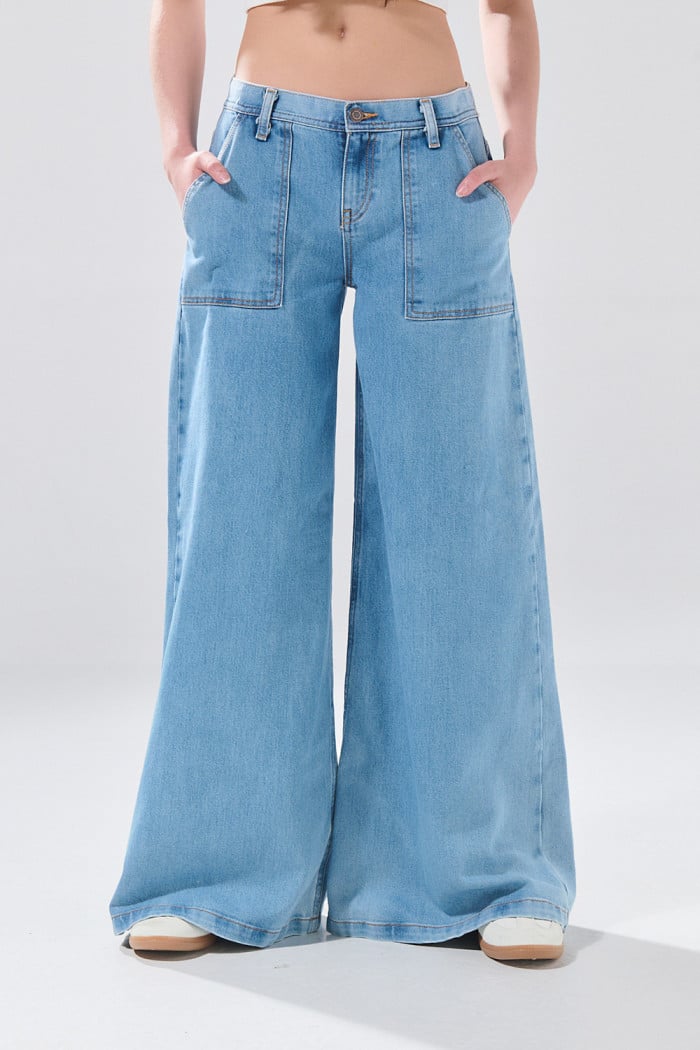 Jean súper open leg tiro bajo azul claro con bota ancha
