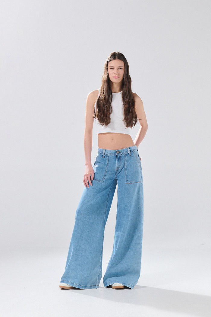 Jean súper open leg tiro bajo azul claro con bota ancha
